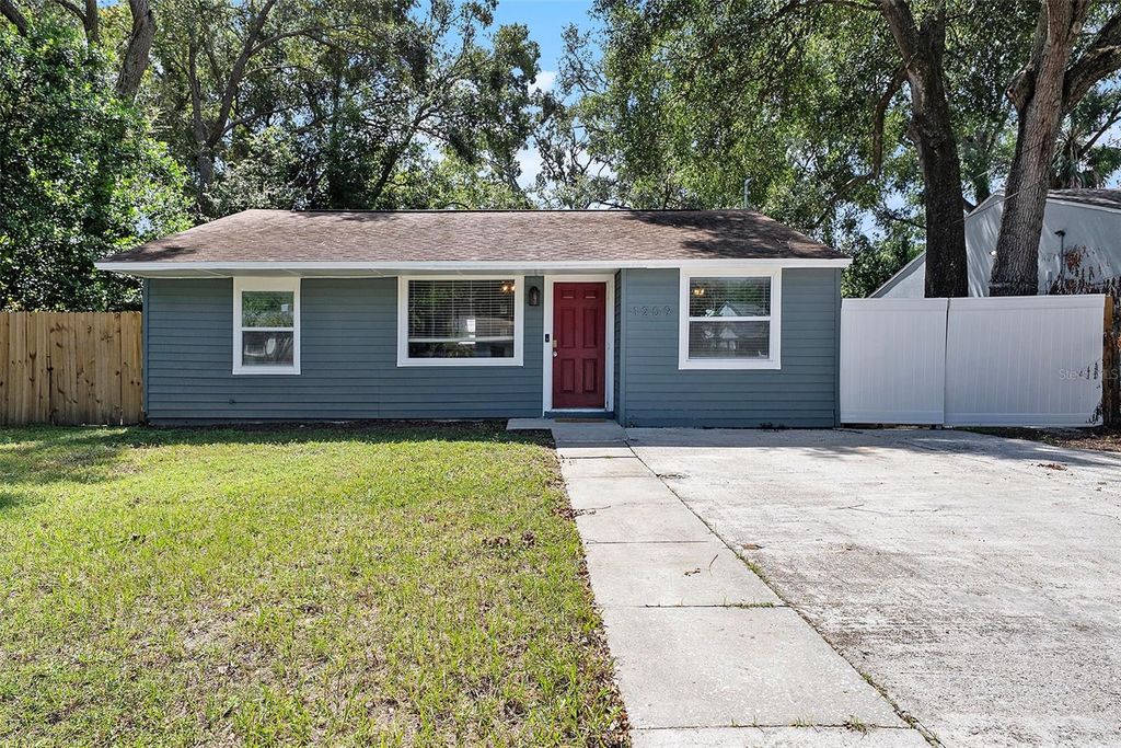 Photo of 1209 E Flora Street, Tampa, FL 33604 (MLS # TB8434068)