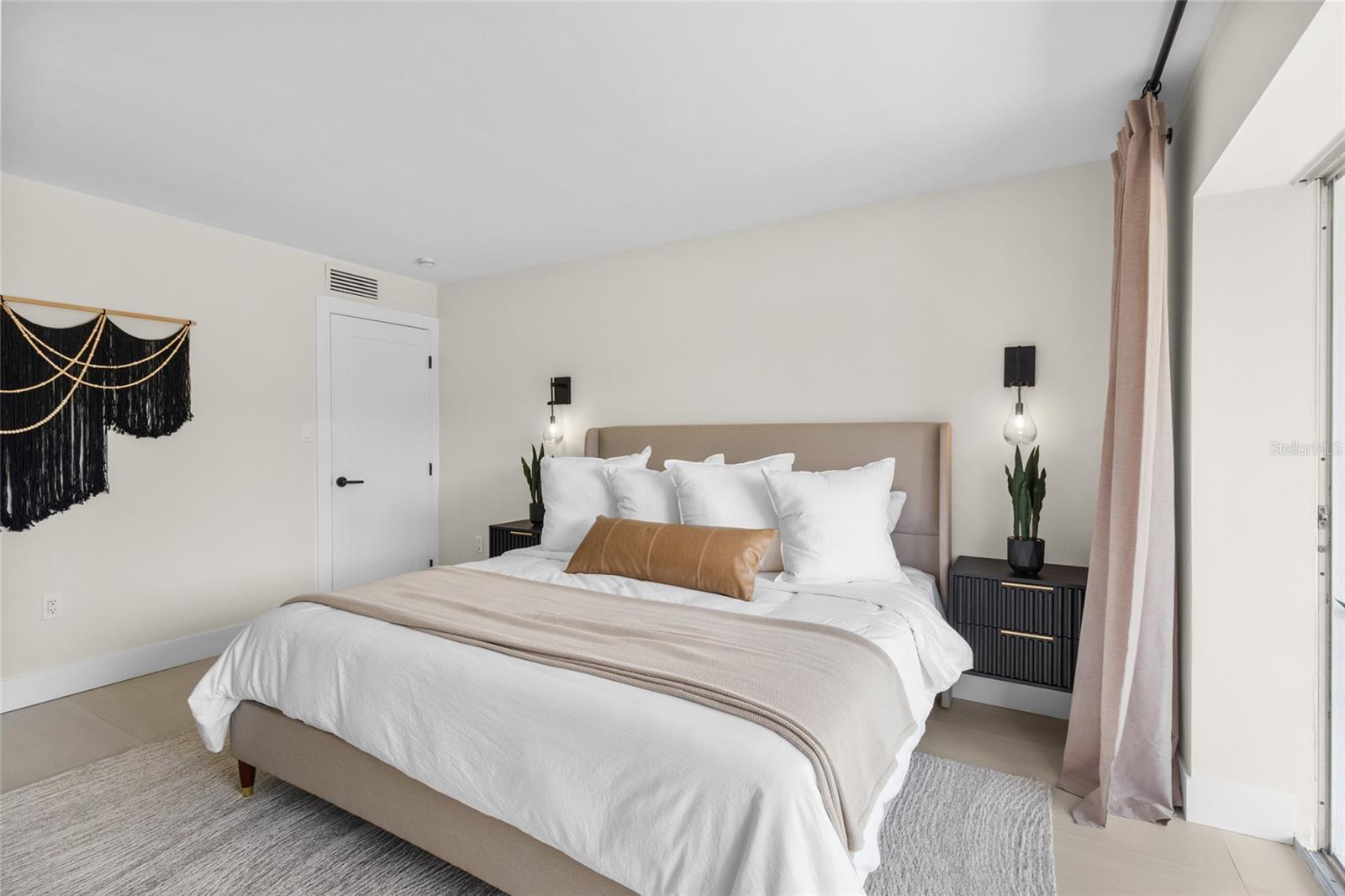 LONGBOAT ARMS - Residential