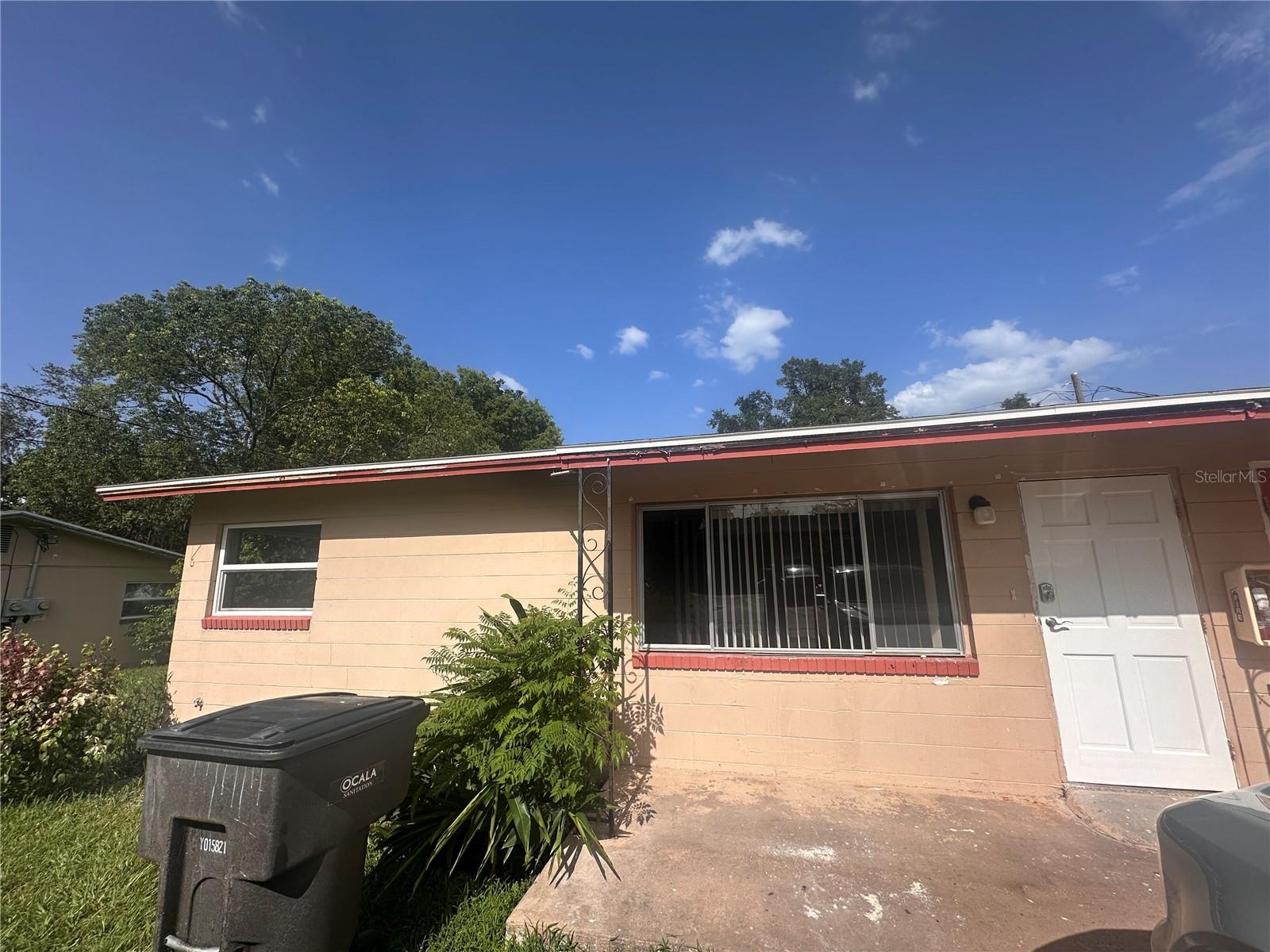 2 bedroom 1 bath duplex, all tile, laundry room with washer/dryer hookups, spacious kitchen with gas stove, modern color scheme, located near
bus stops, shops, parks, trails, grocery, pharmacies, and much more.
Recently renovated!