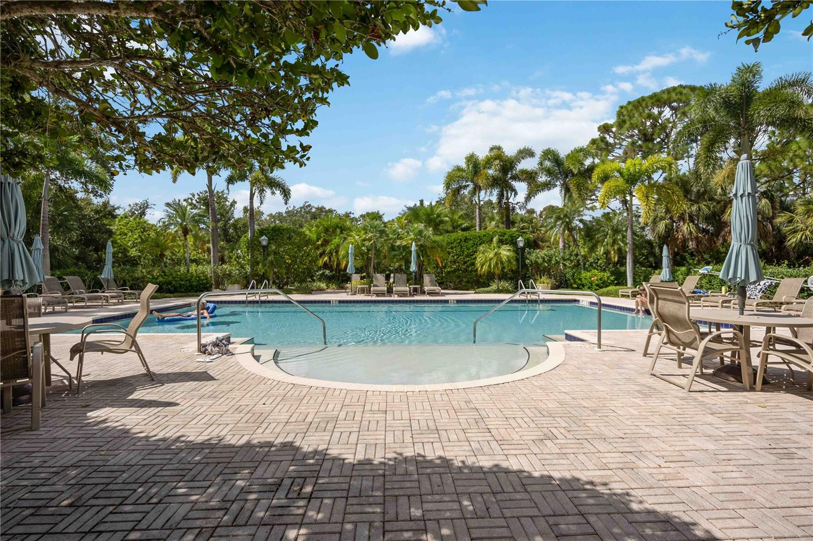 PARISIENNE GARDENS - Residential Lease