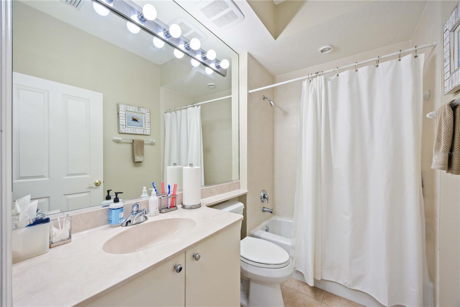 PARISIENNE GARDENS - Residential Lease