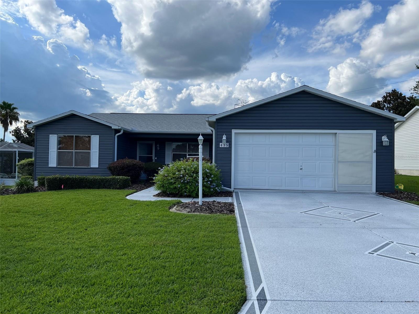 Nice 3 bedroom 2 bath home located in Rio Ponderosa. Close to Spanish Springs and Lake Sumter town squares. Will accept a small dog with $400 non-refundable pet fee. Electric golf cart included.