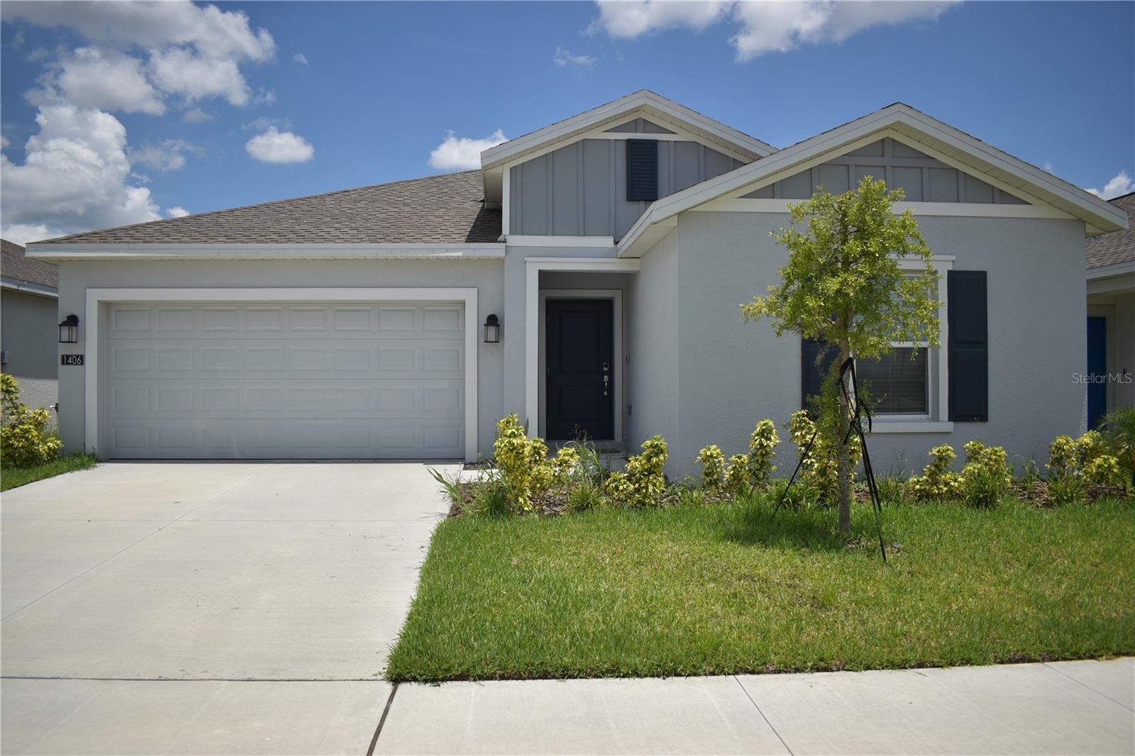 Beautiful 4 bed / 2 bath single-family home for rent, all on one floor. Appliances included (no dryer). Furniture (its not included), but optional with extra deposit ,Internet are included.
Located at the entrance of the community, close to all amenities: pool, gym, clubhouse, and playgrounds.
One-month security deposit required. Great location and well-maintained schedule your showing today.