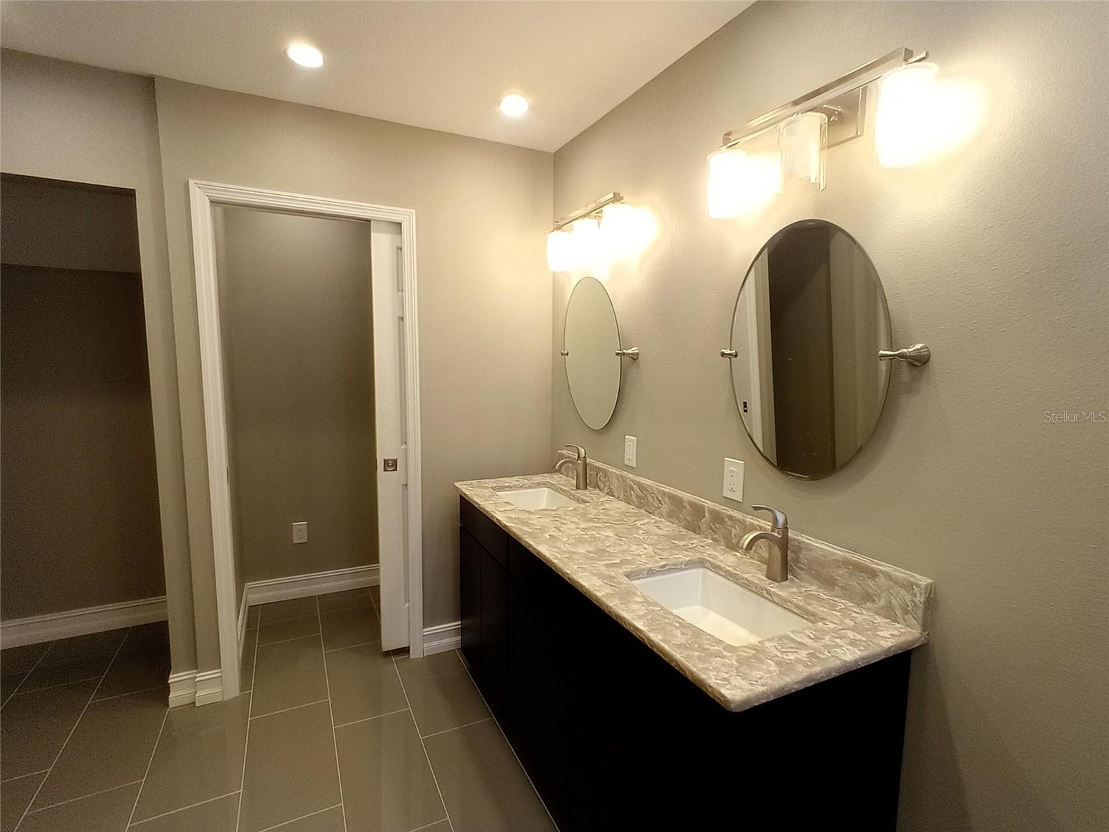 ALAFAYA WOODS MODEL CENTER - Residential Lease