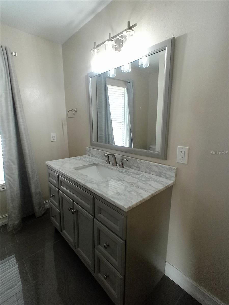 ALAFAYA WOODS MODEL CENTER - Residential Lease