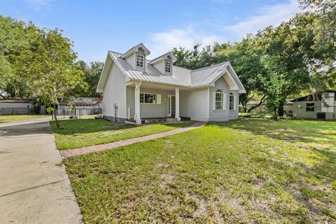 A home in LAKE WALES