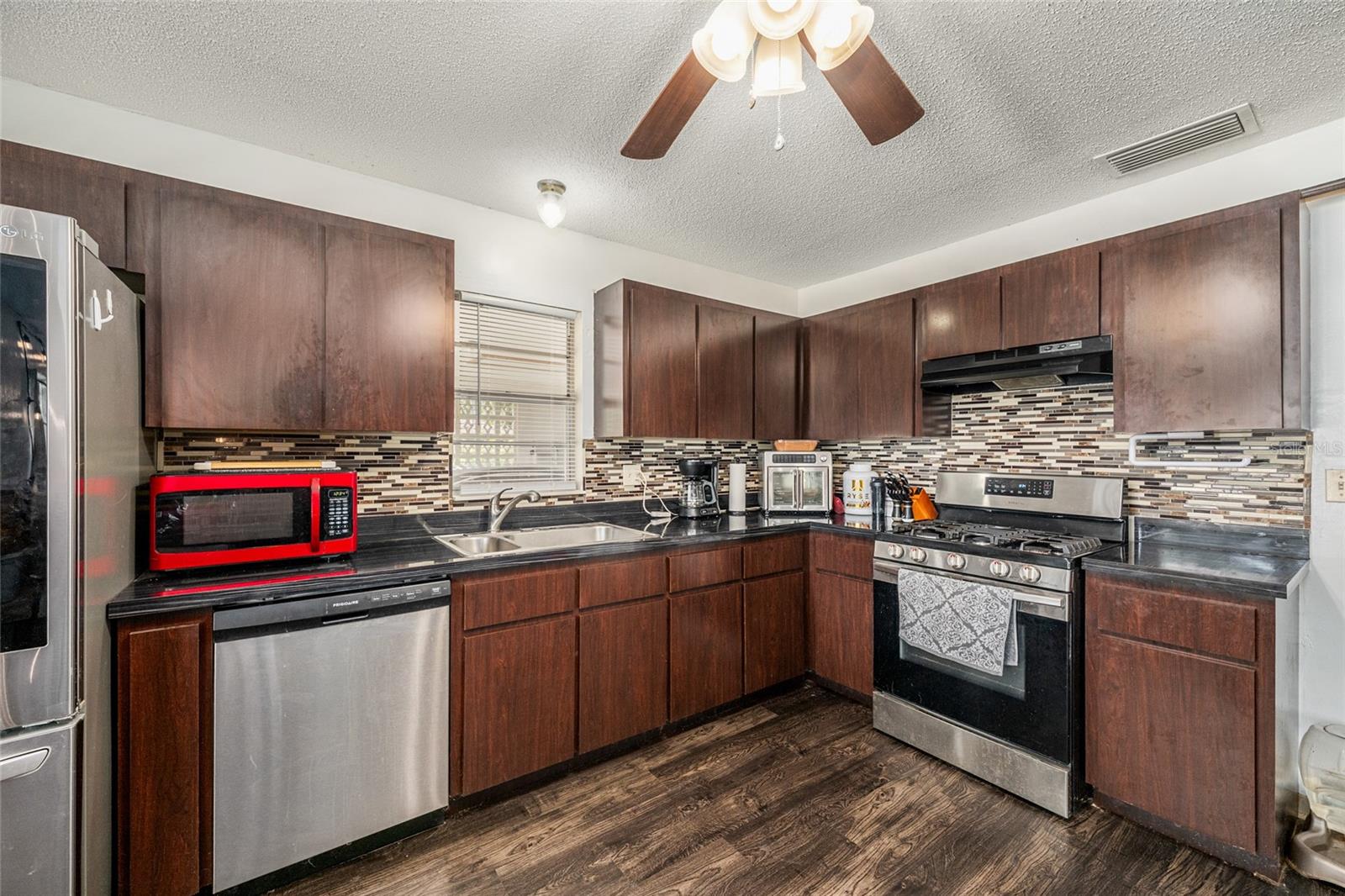 COUNTRY ESTATE - Residential