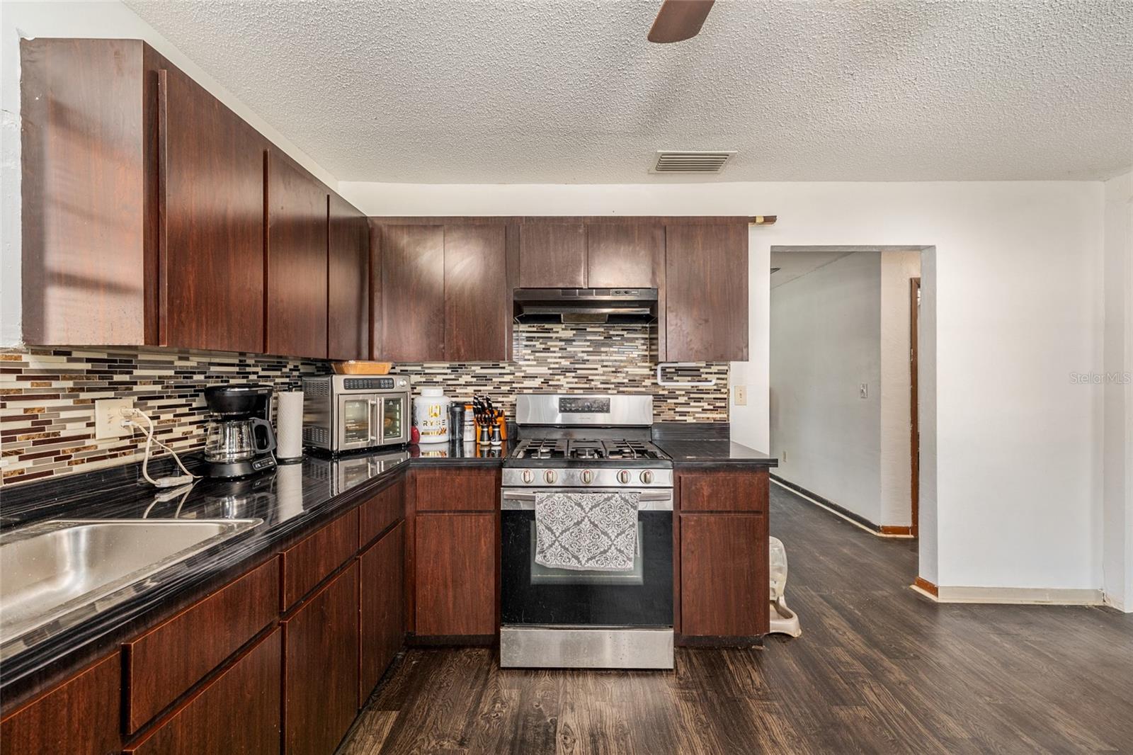 COUNTRY ESTATE - Residential