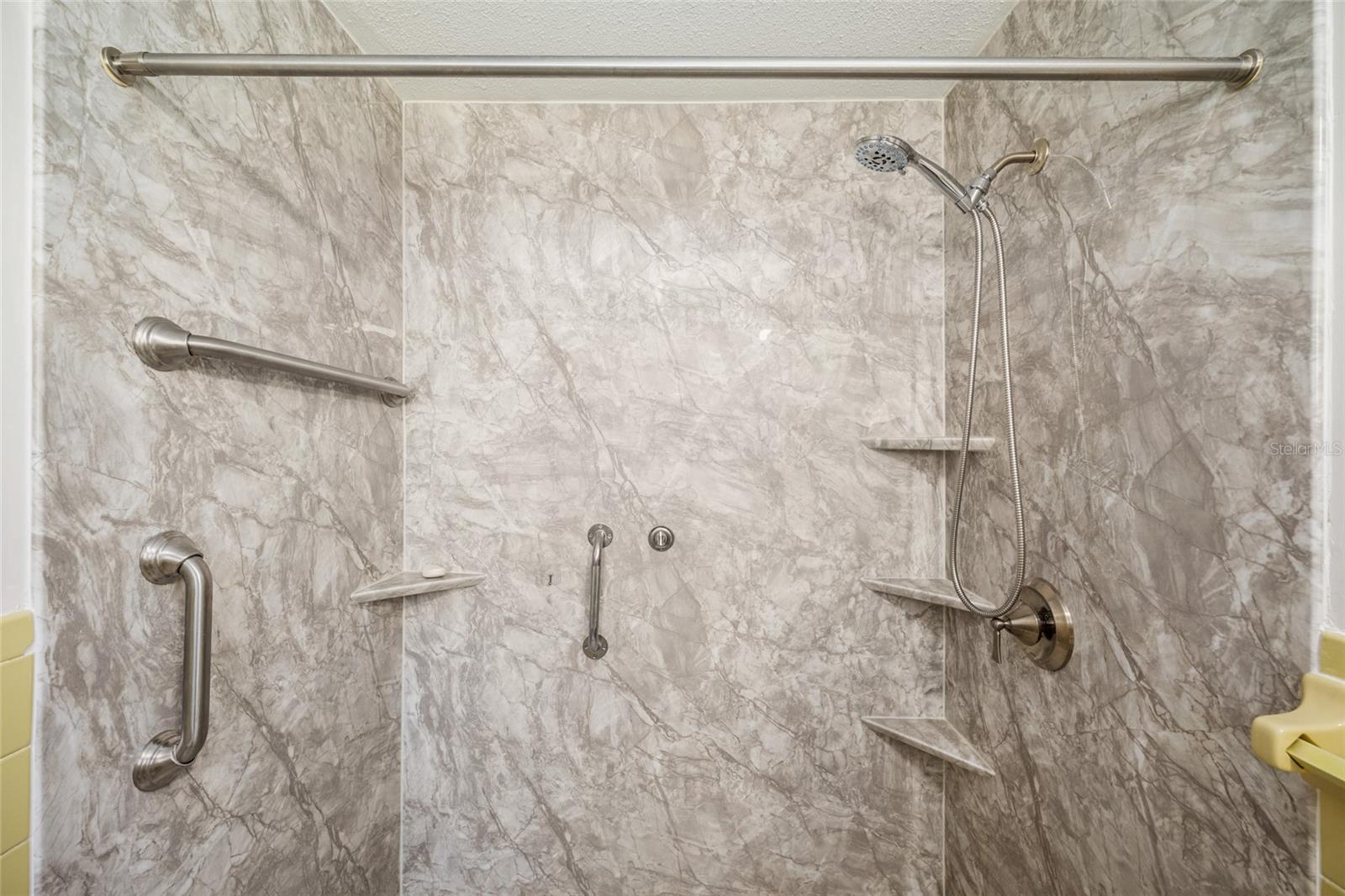 COUNTRY ESTATE - Residential