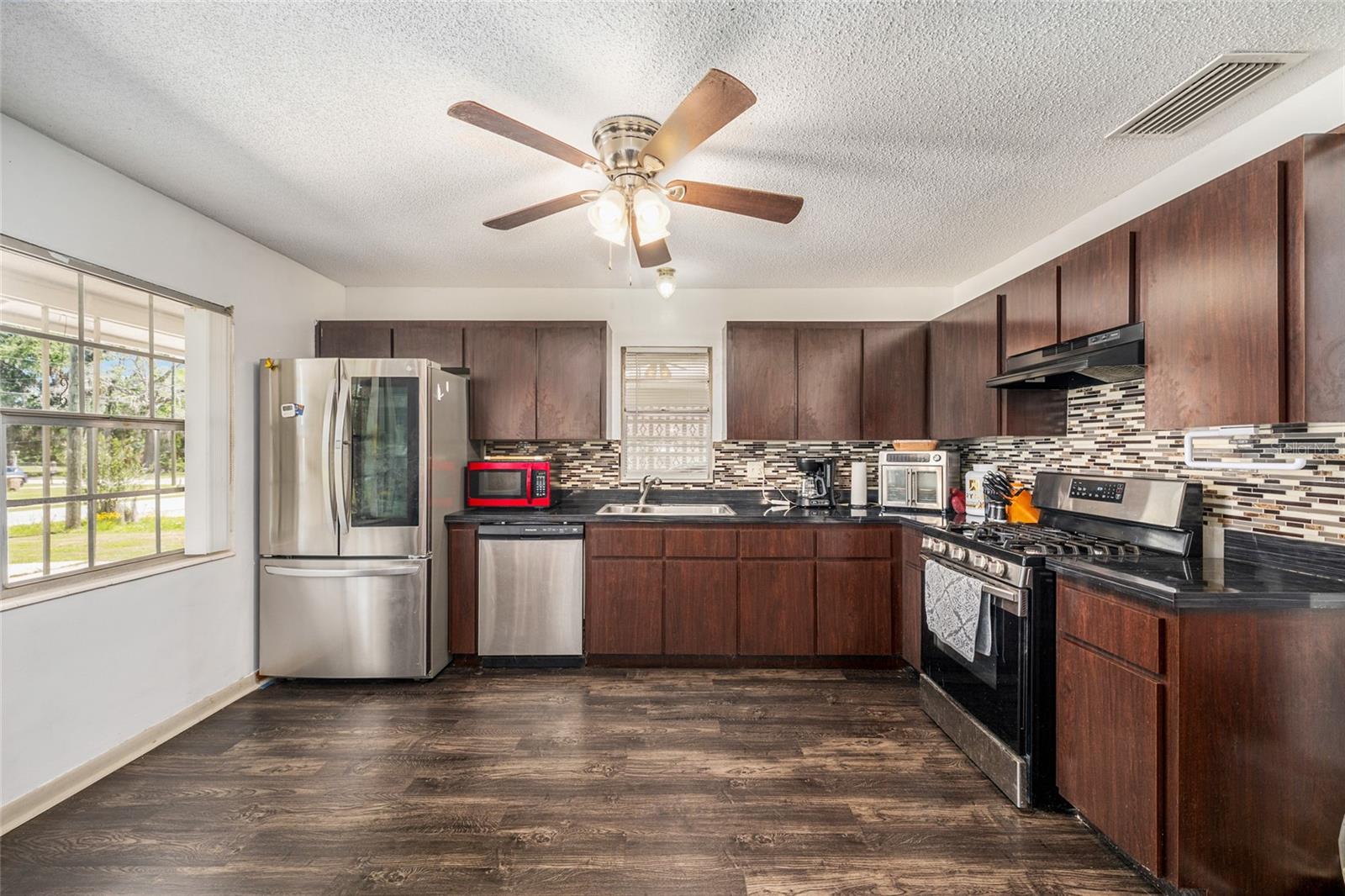 COUNTRY ESTATE - Residential