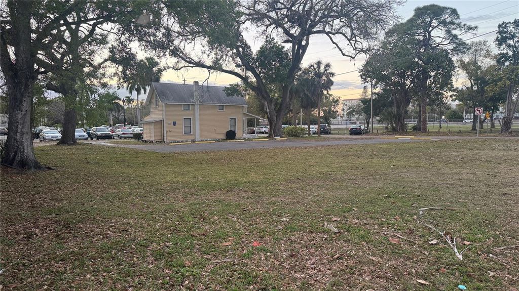 Photo of 1505 6th Avenue W, Bradenton, FL 34205 (MLS # A4683669)