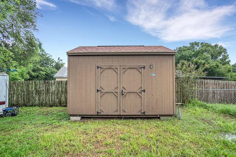 A home in LAKELAND