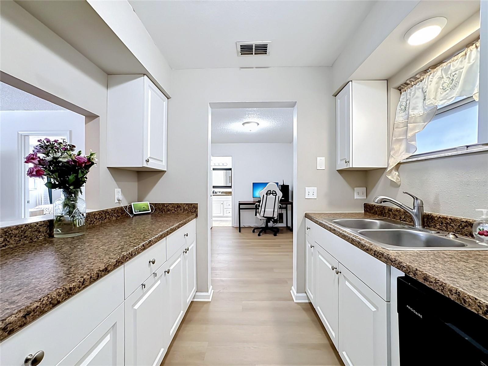 5507 FOUNTAIN LAKE CIRCLE B206
