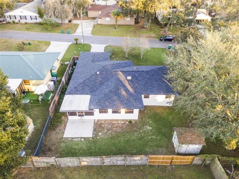 A home in EUSTIS