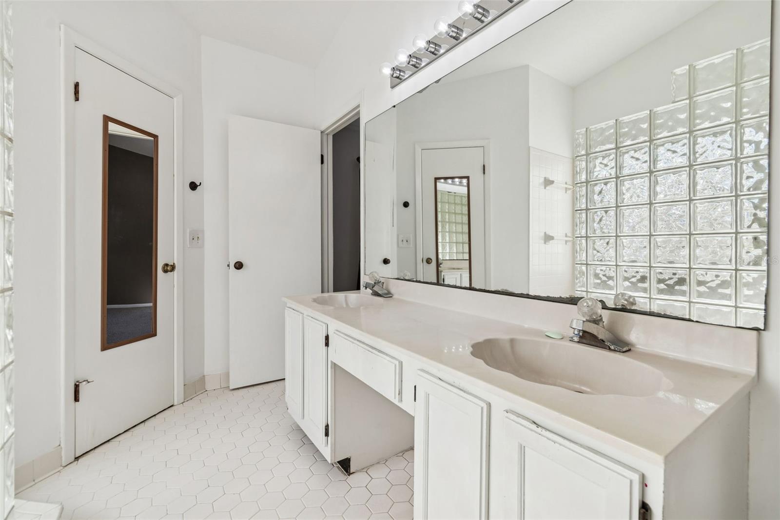 BRANDON LAKEWOOD ESTATES ADD - Residential