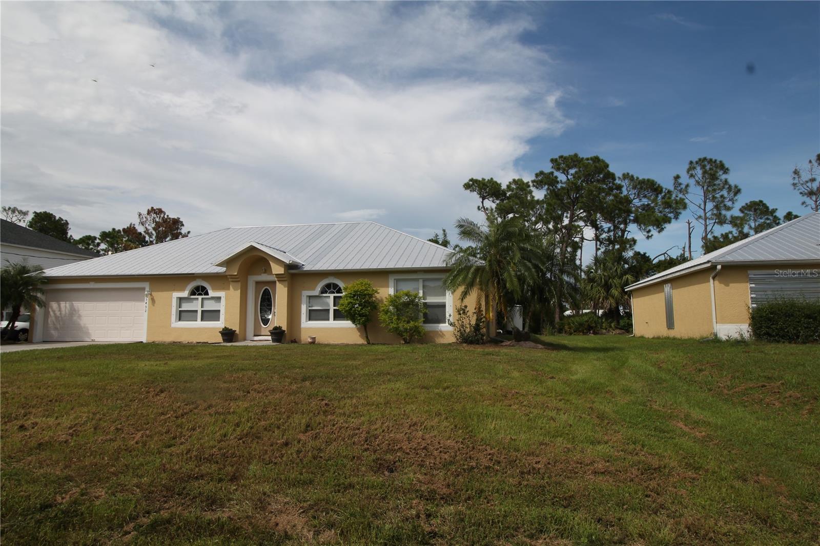 If you are looking for a house with tons of room, you've found it. This home has a large eat-in kitchen, a dining room, 3 bedrooms, and a den.
Fast access to I-75. Close to shopping and restaurants. Lots of privacy.
