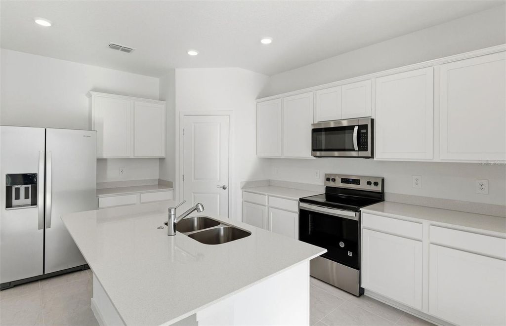 Photo of 11249 Sycamore Glen Loop, Thonotosassa, FL 33592 (MLS # TB8440681)