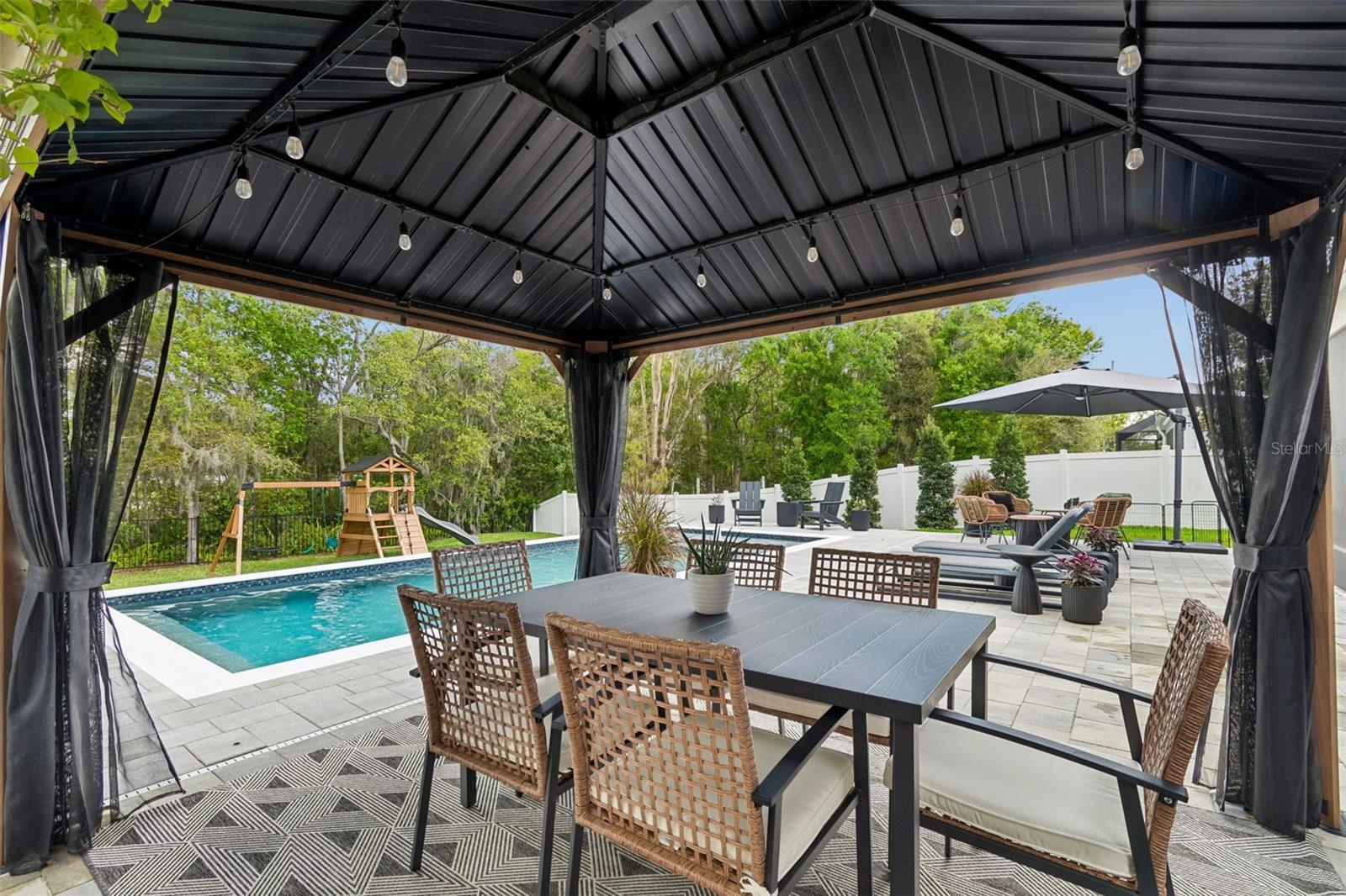 LAKESHORE OAKS SUB - Residential