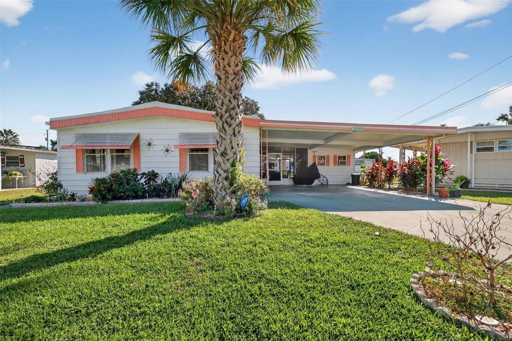 Photo of 11600 Magnolia Avenue, Tavares, FL 32778 (MLS # G5104336)