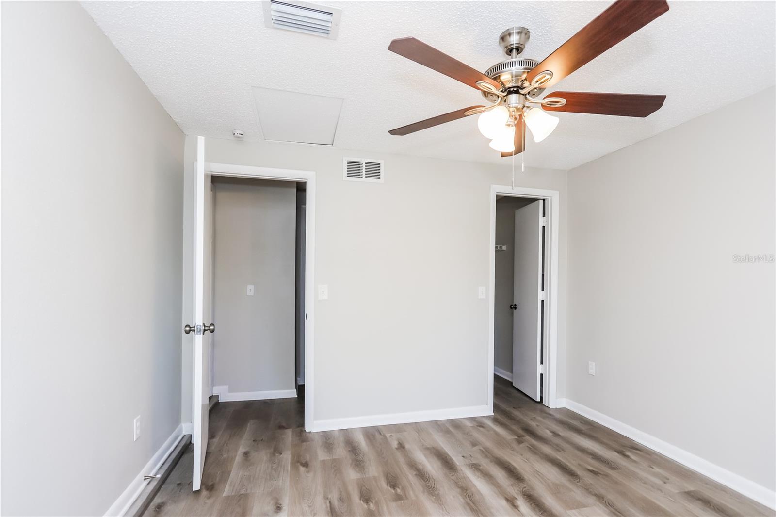 BRENTWOOD ESTS UNIT 4 - Residential Lease