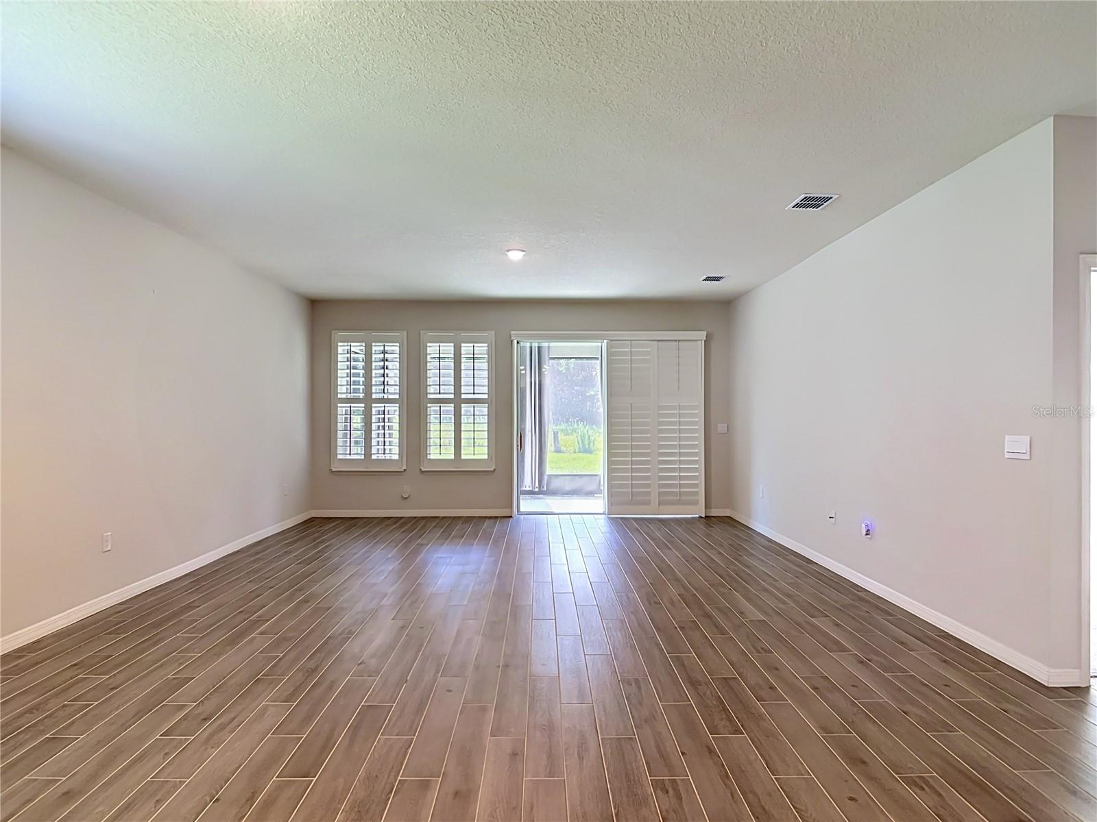 VICTORIA OAKS - Residential