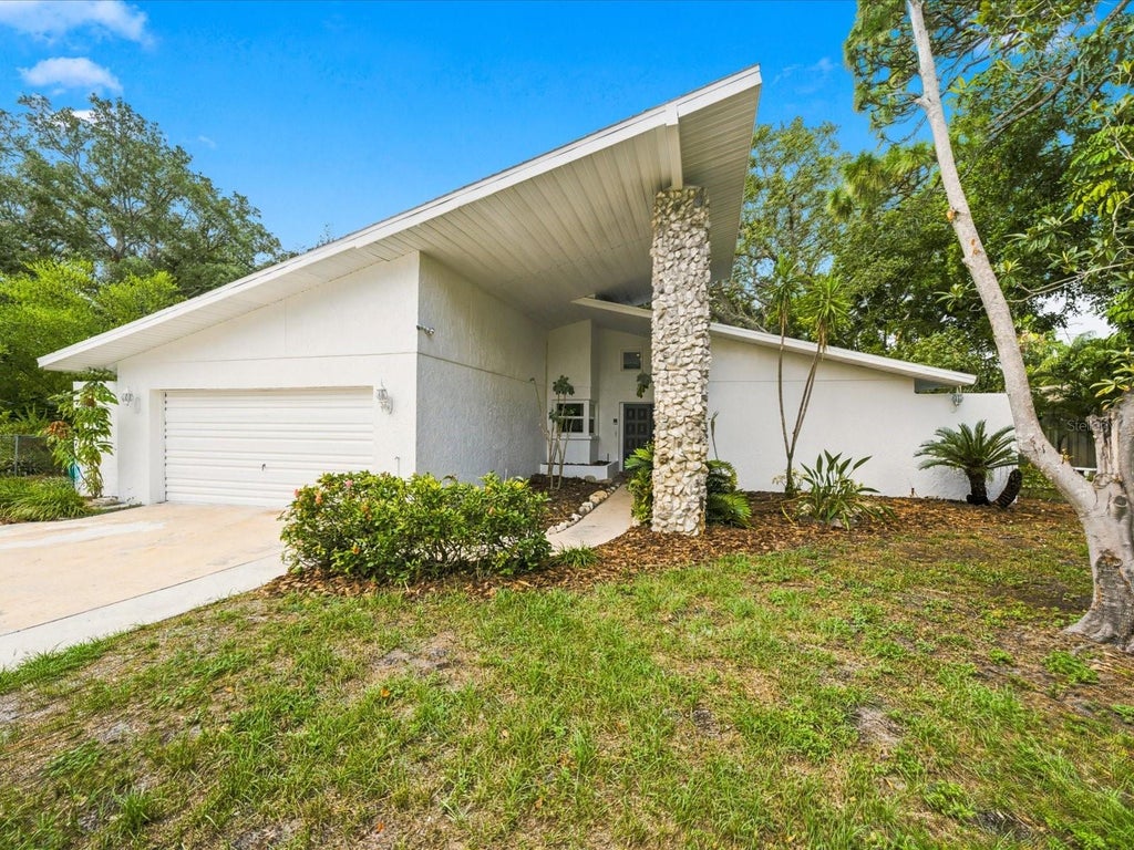 Photo of 419 Wayfarer Court, Tarpon Springs, FL 34689 (MLS # W7887811)