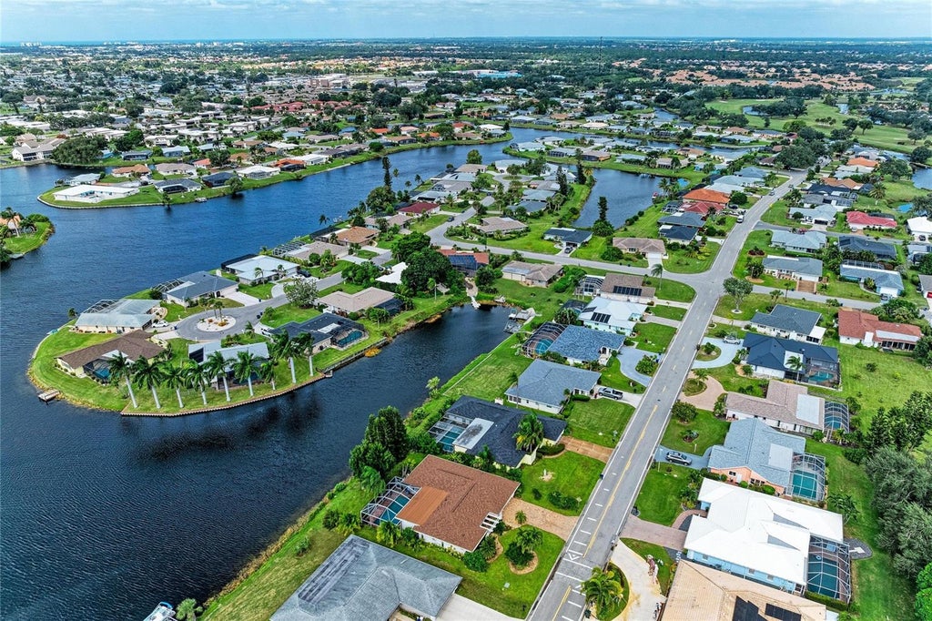 Photo of 998 Gondola Court, Venice, FL 34293 (MLS # N6146410)