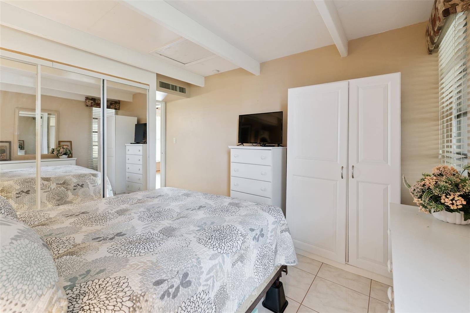 LAKESHORE CLUB - Residential