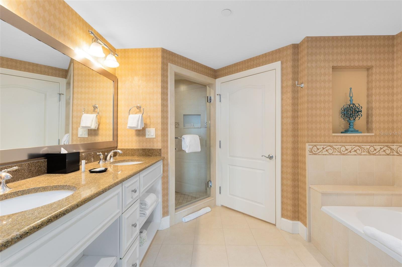 REUNION GRANDE CONDO - Residential