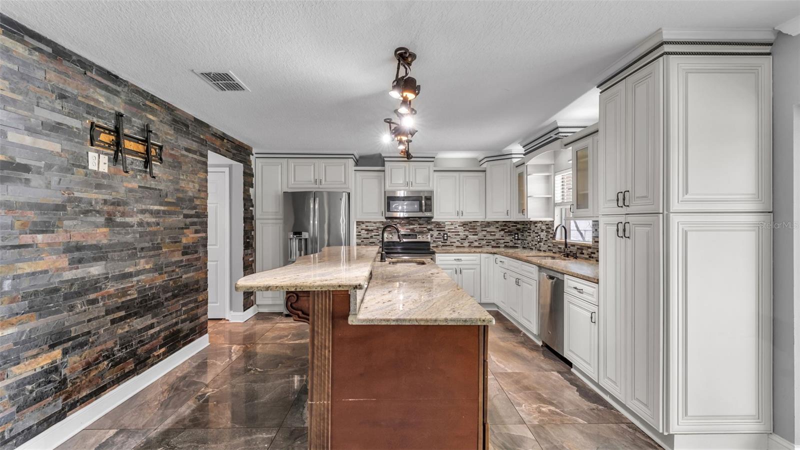 SPANISH OAKS - Residential