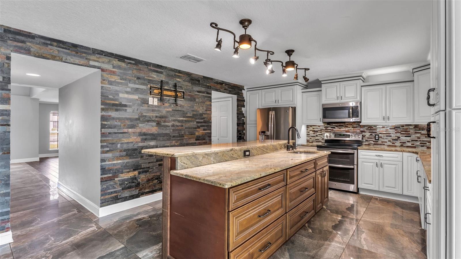 SPANISH OAKS - Residential