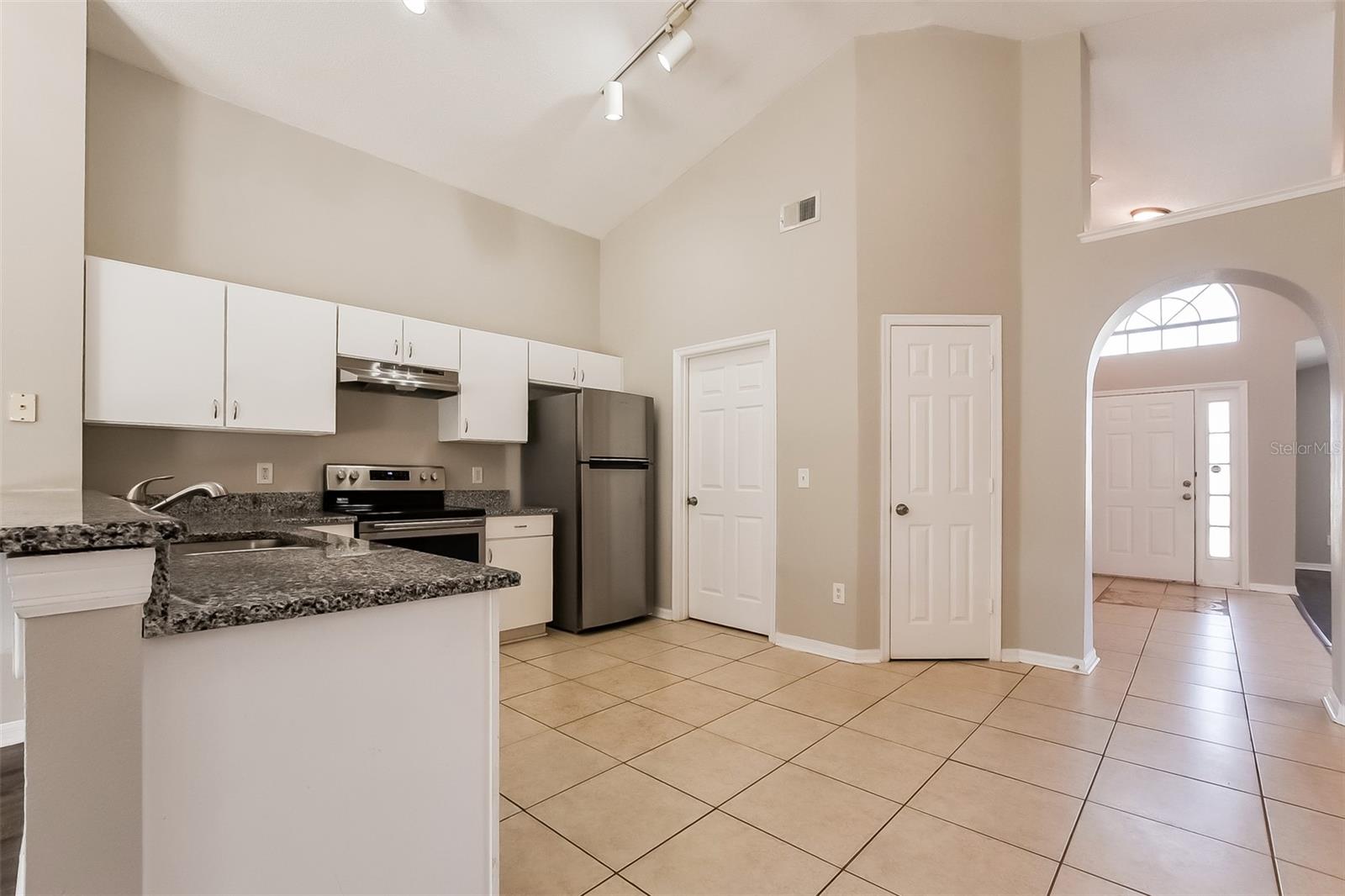 COUNTRY CHASE - Residential