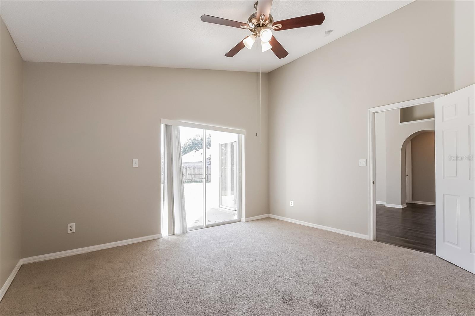 COUNTRY CHASE - Residential