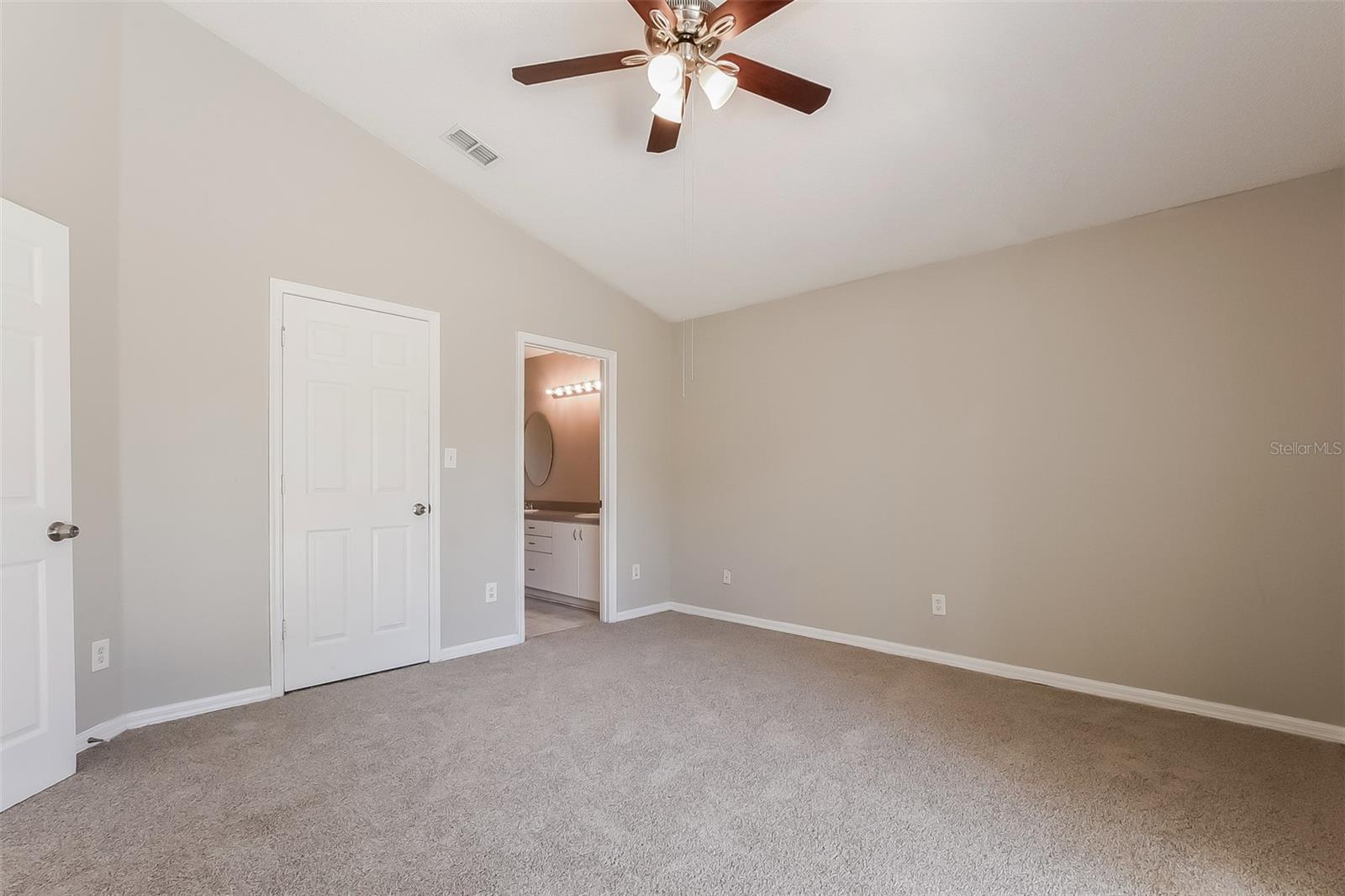 COUNTRY CHASE - Residential