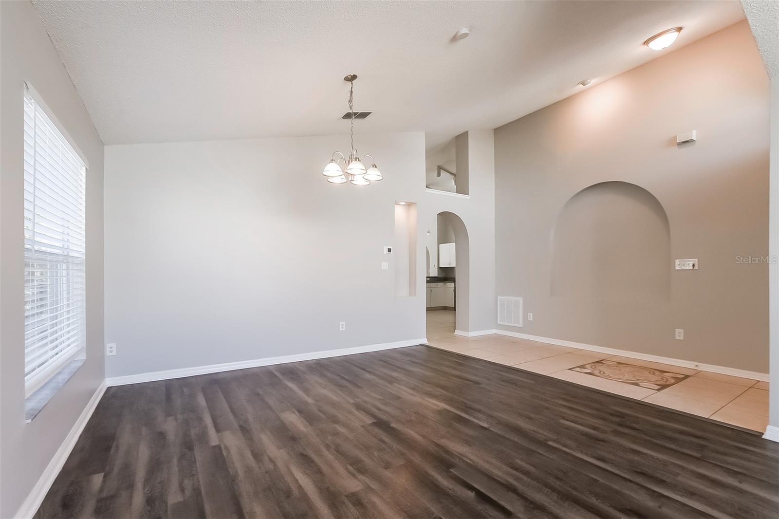 COUNTRY CHASE - Residential