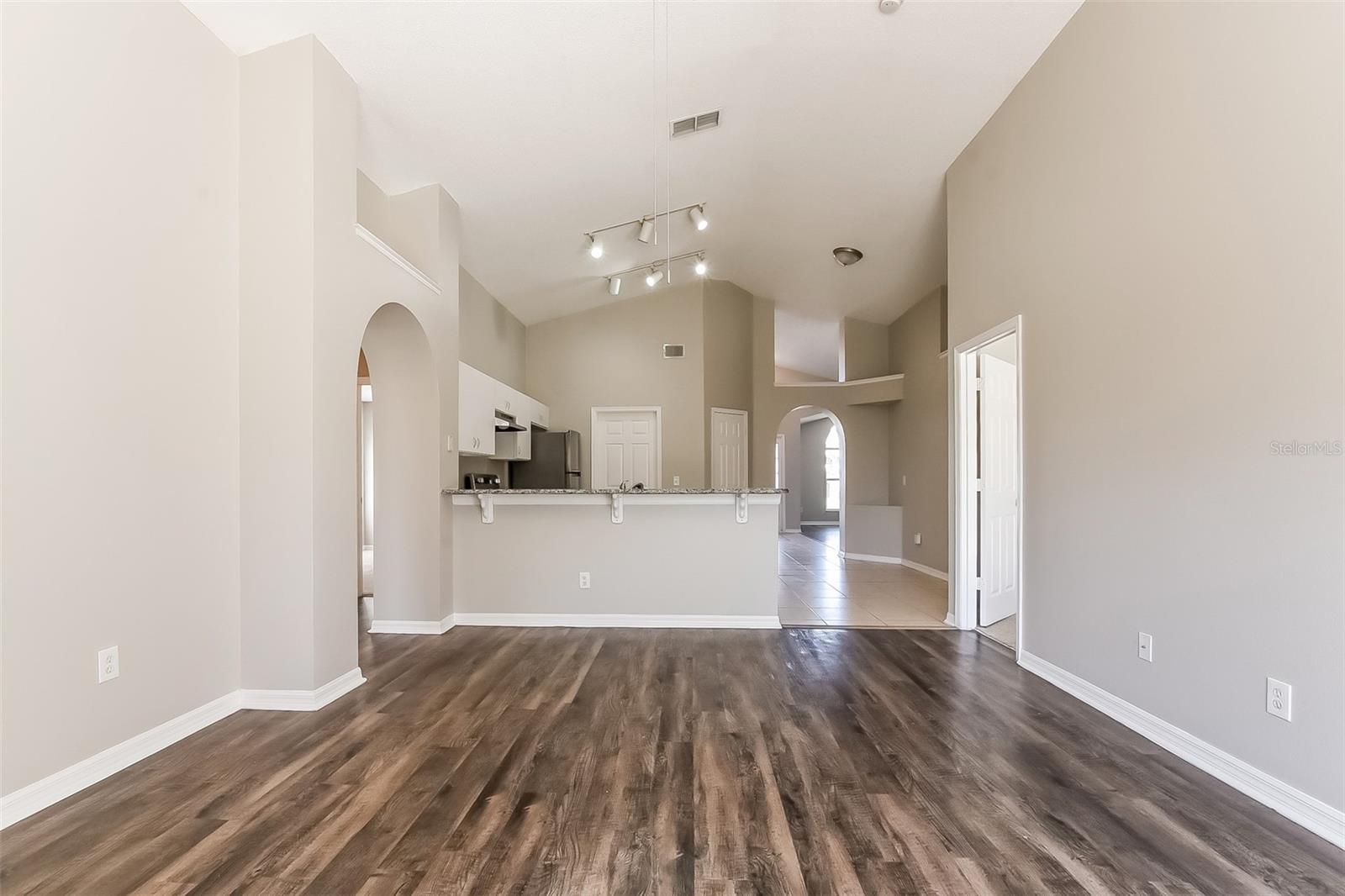 COUNTRY CHASE - Residential