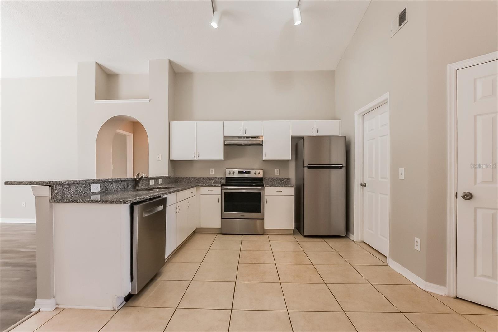 COUNTRY CHASE - Residential