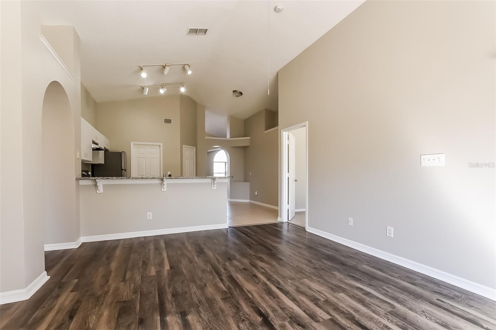 COUNTRY CHASE - Residential