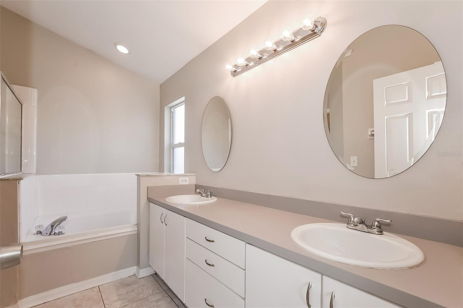 COUNTRY CHASE - Residential