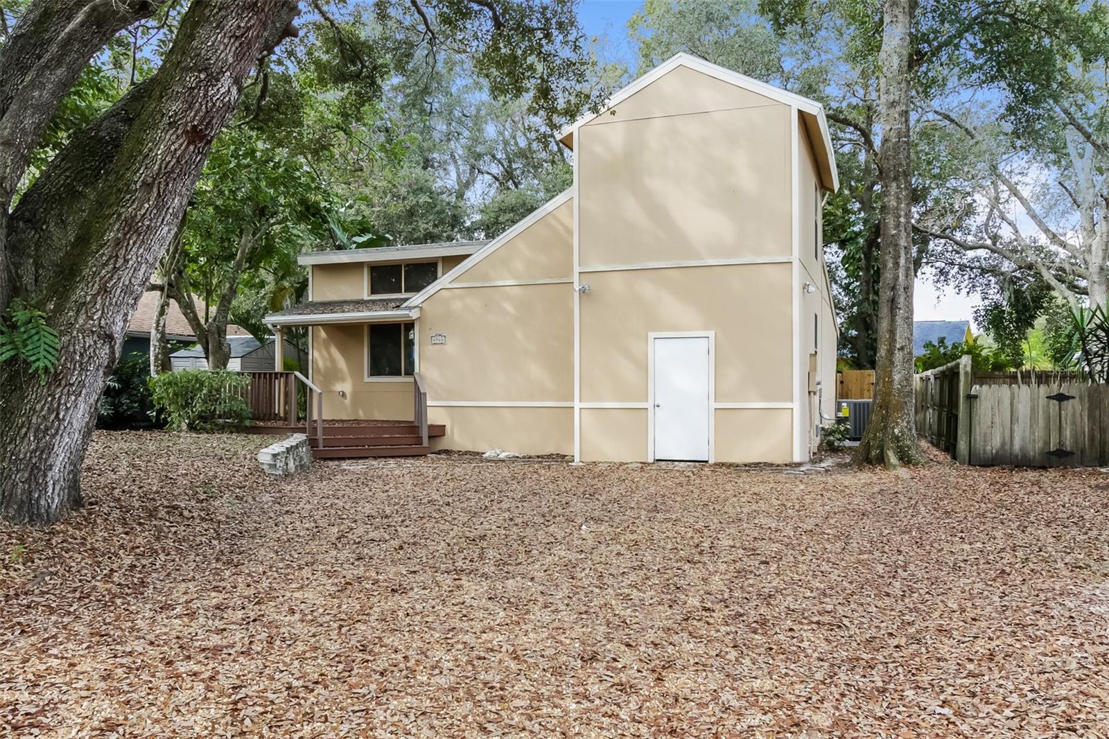 Welcome to your dream home! Step inside this pet-friendly home featuring modern finishings and a layout designed with functionality in mind. Enjoy the storage space found in the kitchen and closets as well as the spacious living areas and natural light throughout. Enjoy outdoor living in your yard, perfect for gathering, relaxing, or gardening! Take advantage of the incredible location, nestled in a great neighborhood with access to schools, parks, dining and more. Don't miss a chance to make this house your next home! Beyond the home, experience the ease of our technology-enabled maintenance services, ensuring hassle-free living at your fingertips. Help is just a tap away! Apply now!
We’ll never ask you to wire money or request funds through a payment app via mobile. The fixtures and finishes of this property may differ slightly from what is pictured.