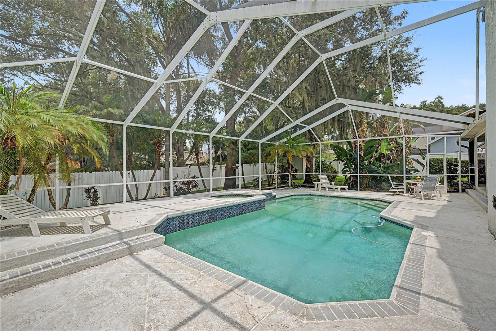 2004 OAKWOOD KNOLL COURT