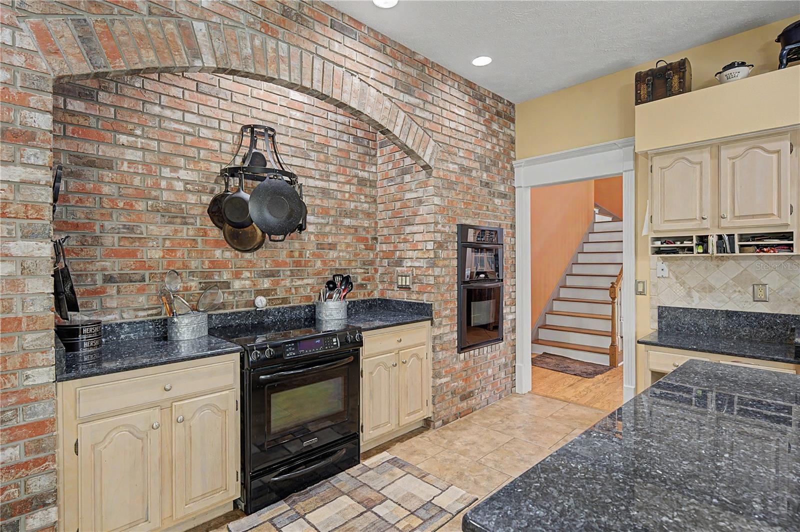 2004 OAKWOOD KNOLL COURT