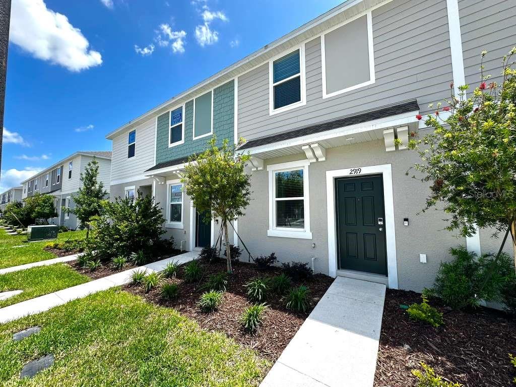 THE TOWNHOMES AT WESTVIEW - Residential Lease