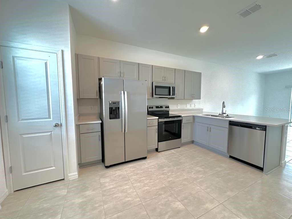THE TOWNHOMES AT WESTVIEW - Residential Lease