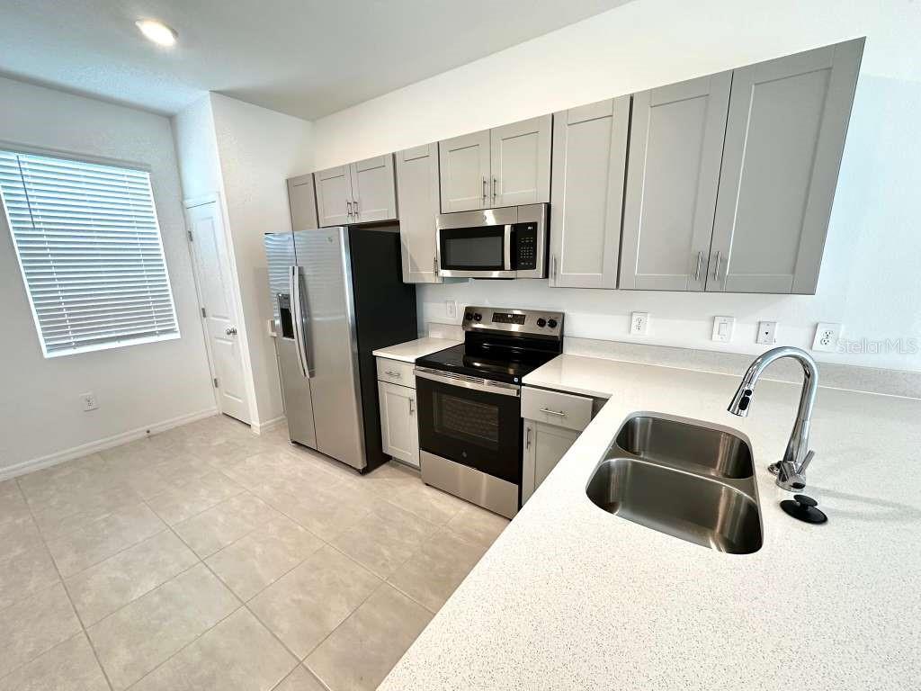 THE TOWNHOMES AT WESTVIEW - Residential Lease