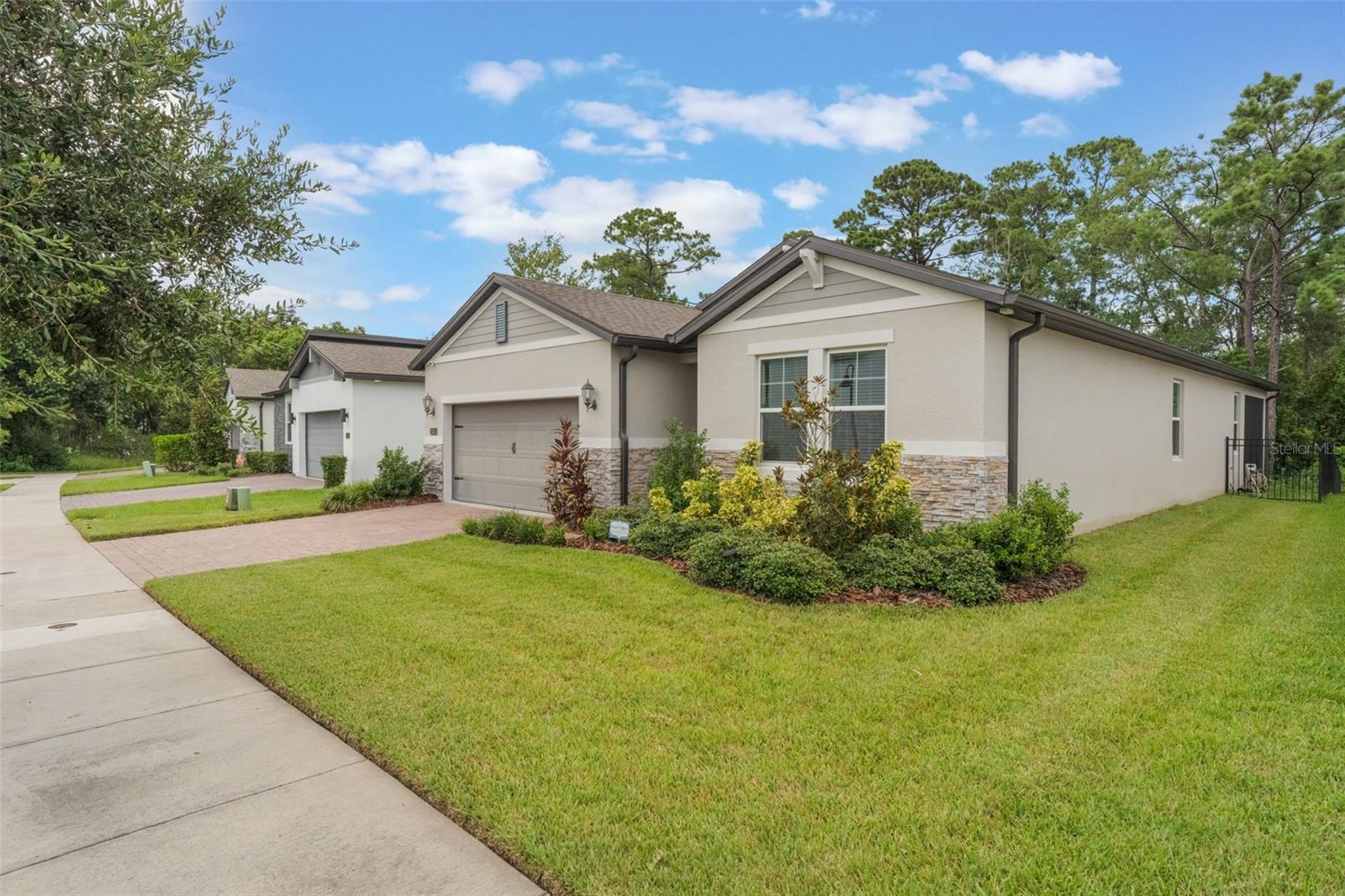 2074 LAURELWOOD WAY