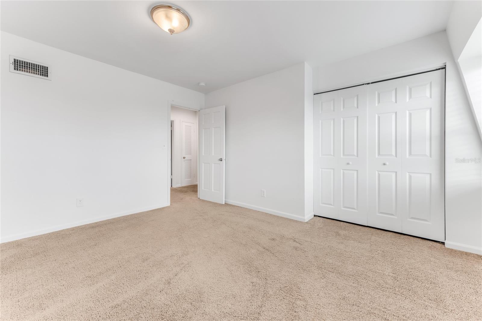 COLONIAL TWNHS CONDO APT PH 01 - Residential