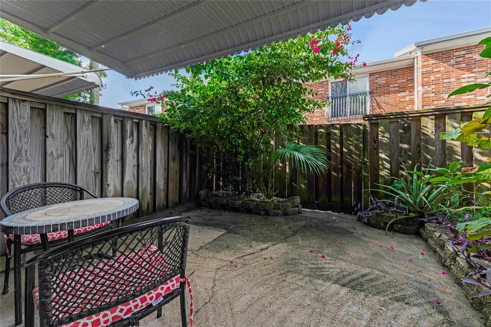 COLONIAL TWNHS CONDO APT PH 01 - Residential