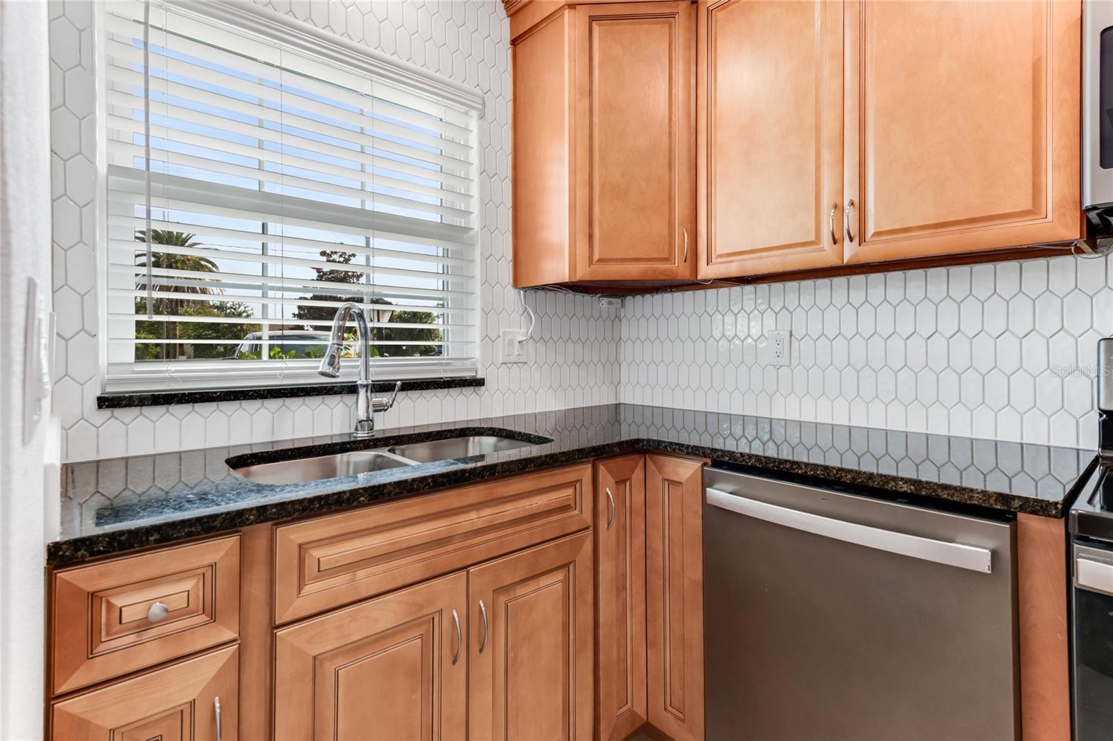 COLONIAL TWNHS CONDO APT PH 01 - Residential