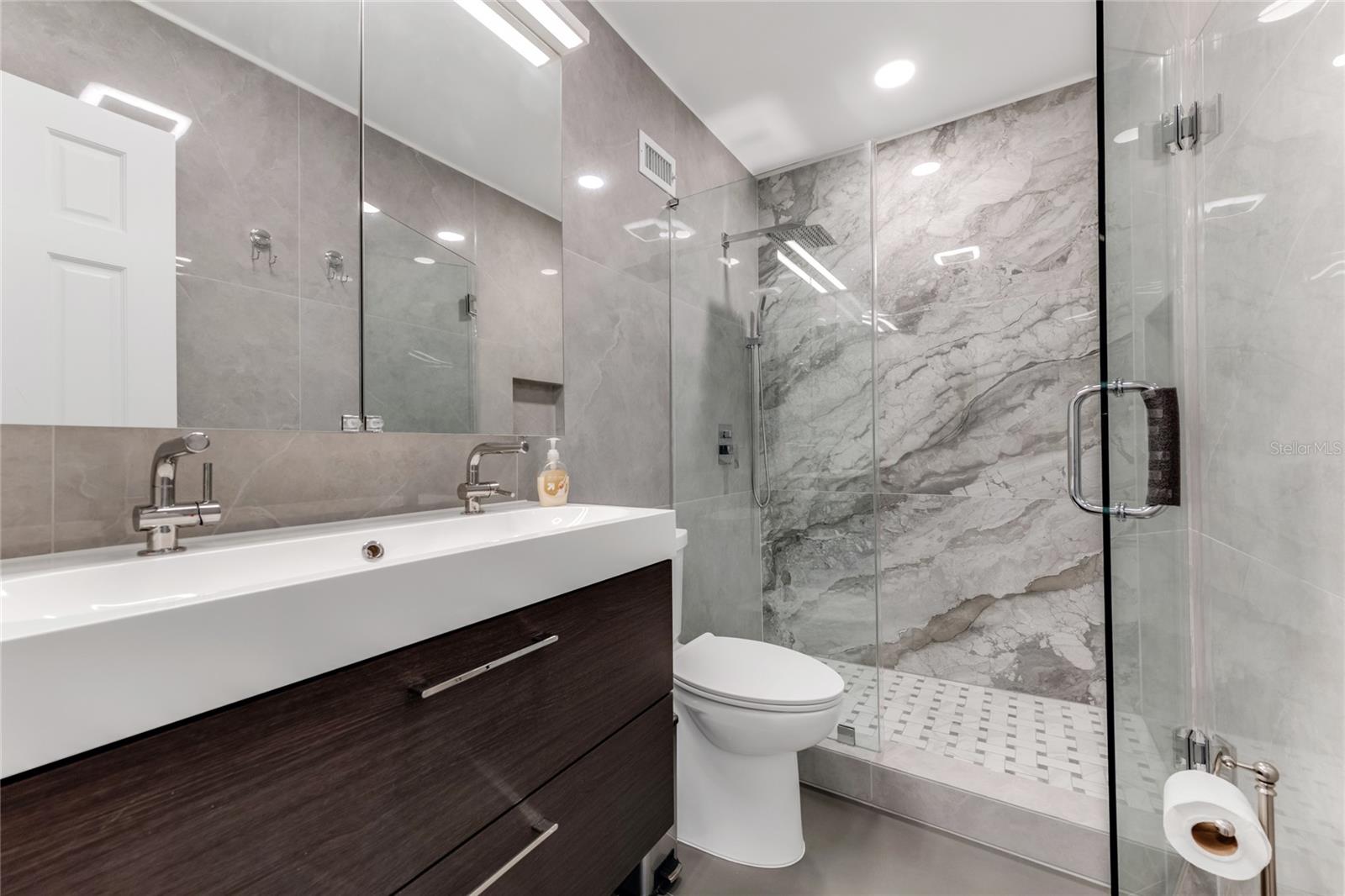 COLONIAL TWNHS CONDO APT PH 01 - Residential